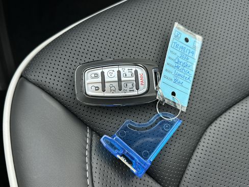 New 2026 Chrysler Pacifica Limited w/ Uconnect Theater Family Group image 3