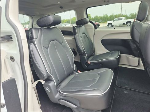 Used 2024 Chrysler Pacifica Limited FWD image 18