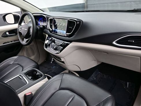 Used 2023 Chrysler Pacifica Touring-L FWD image 18