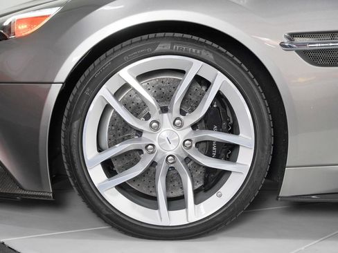 Used 2017 Aston Martin Vanquish Coupe image 18