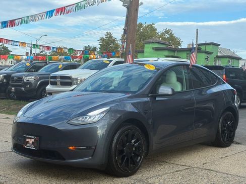 Used 2022 Tesla Model Y Long Range AWD/4WD image 1