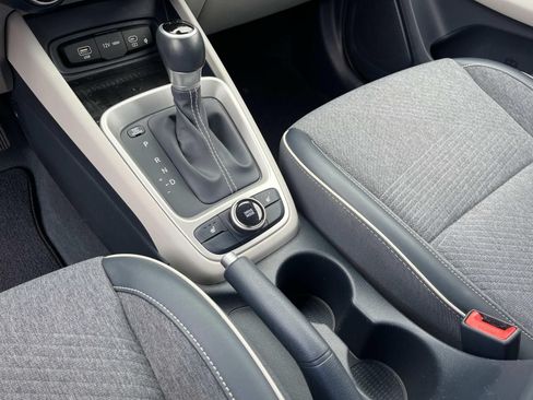 Used 2023 Hyundai Venue Limited FWD image 31
