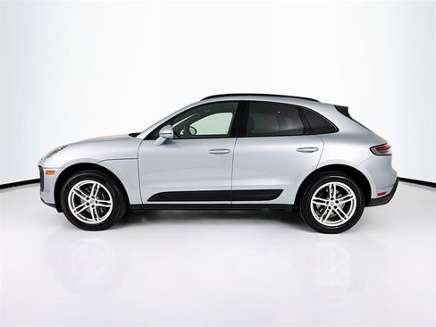 Certified 2025 Porsche Macan image 2
