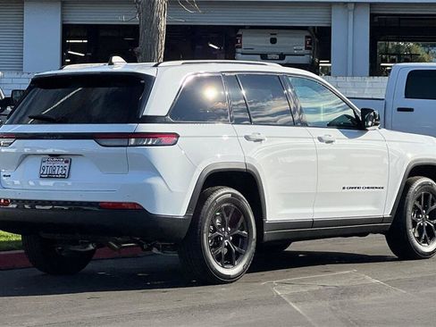 Used 2025 Jeep Grand Cherokee Altitude image 4