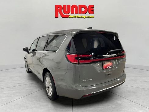 Used 2025 Chrysler Pacifica Select image 3