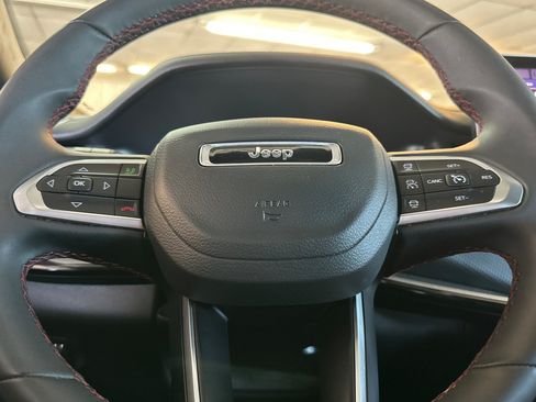 Used 2025 Jeep Compass Trailhawk AWD/4WD image 24