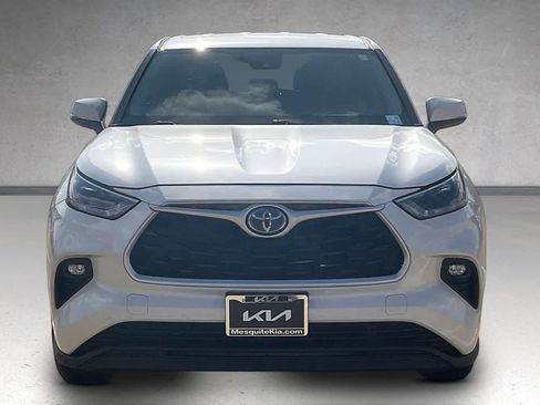 Used 2021 Toyota Highlander LE FWD image 6