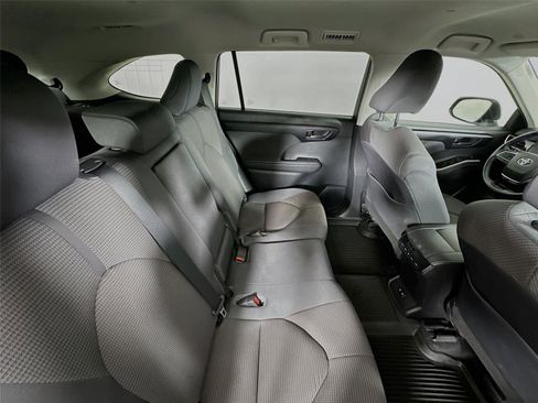 Certified 2021 Toyota Highlander LE image 25