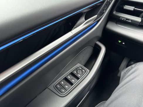 New 2025 Porsche Macan 4S Electric AWD/4WD image 30