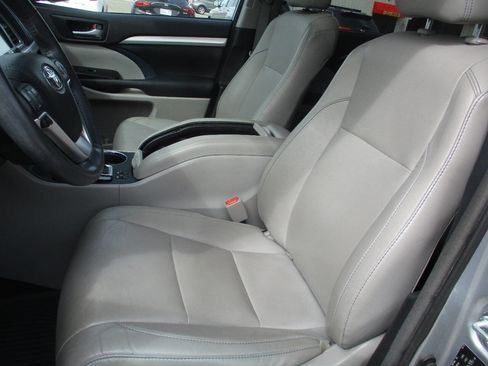 Used 2016 Toyota Highlander XLE image 17