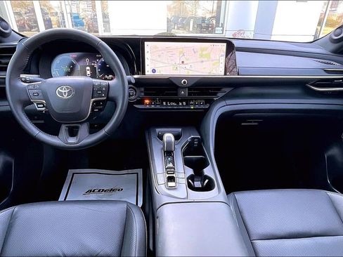 Used 2023 Toyota Crown Limited image 18