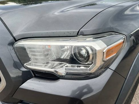 Used 2019 Toyota Tacoma TRD Off-Road AWD/4WD image 10