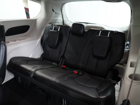 Certified 2024 Chrysler Pacifica Touring-L image 6