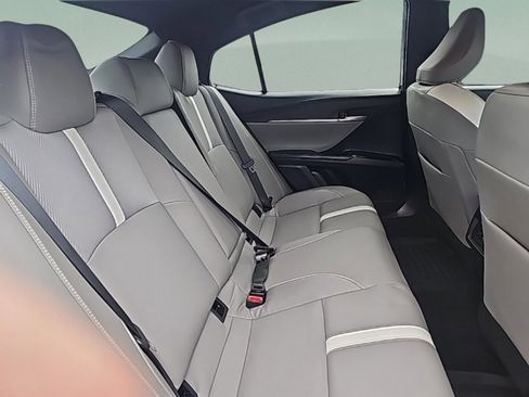 Used 2025 Toyota Camry SE image 33