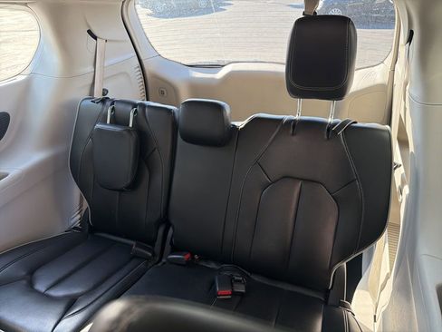 Used 2023 Chrysler Pacifica Limited image 10