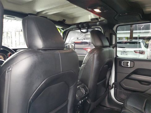 Used 2018 Jeep Wrangler Unlimited Sahara image 12