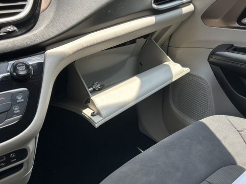 Used 2017 Chrysler Pacifica Touring FWD image 24