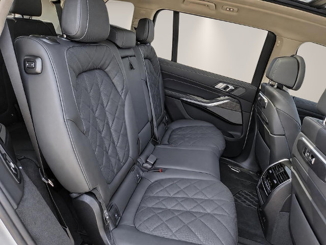 Used 2027 BMW X7 xDrive40i AWD/4WD image 15