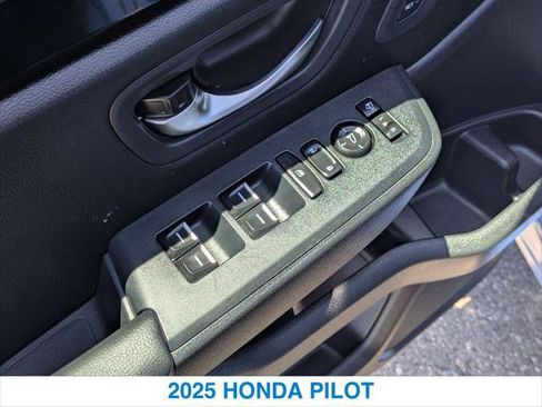 Certified 2025 Honda Pilot TrailSport image 13