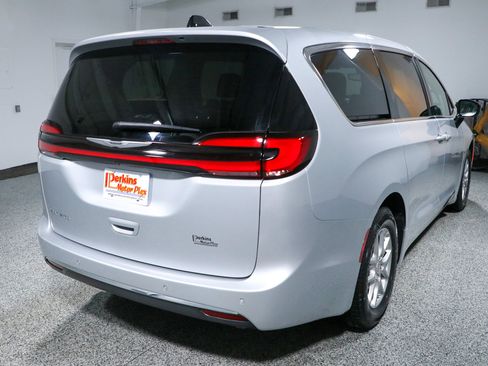 Used 2024 Chrysler Pacifica Touring-L FWD image 7