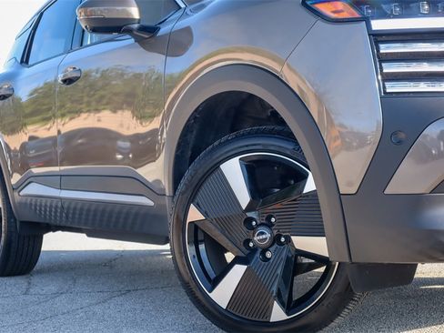 Used 2025 Nissan Kicks SR image 2