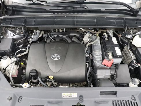 Used 2021 Toyota Highlander XLE AWD/4WD image 9