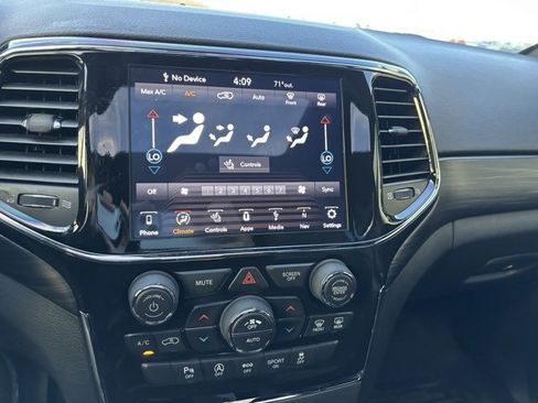 Used 2021 Jeep Grand Cherokee Laredo X image 19