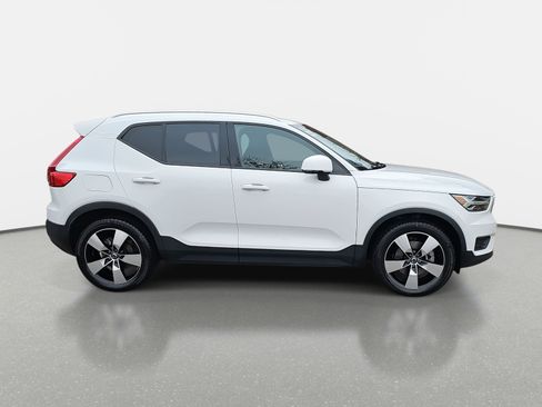 Used 2020 Volvo XC40 T5 Momentum image 4
