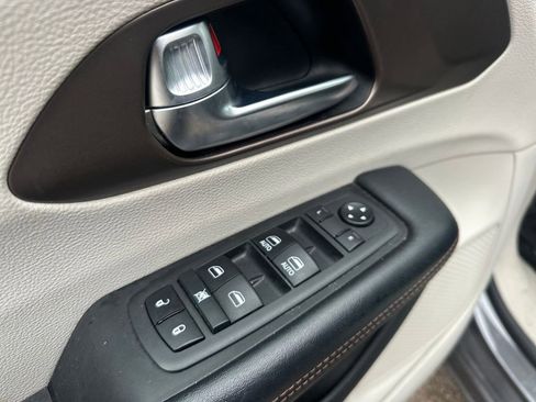 Used 2019 Chrysler Pacifica Touring-L w/ Advanced Safetytec Group image 13