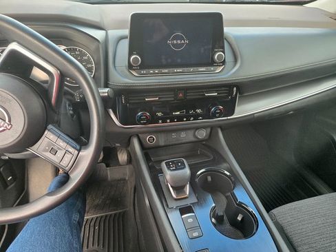 Used 2022 Nissan Rogue SV image 2