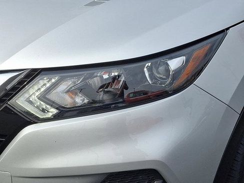 Used 2022 Nissan Rogue Sport SV w/ Technology Package image 9