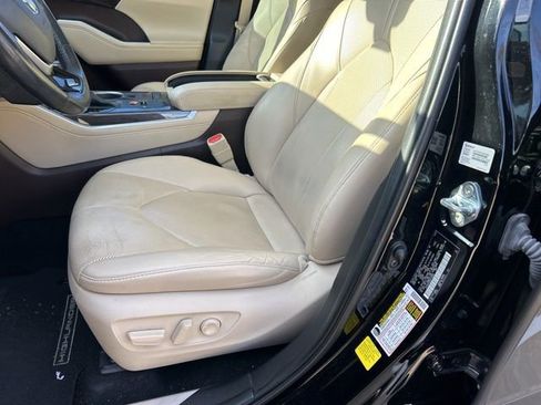 Used 2022 Toyota Highlander Limited image 14