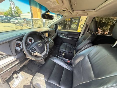 Used 2016 Toyota Sienna SE w/ SE Preferred Package FWD image 14