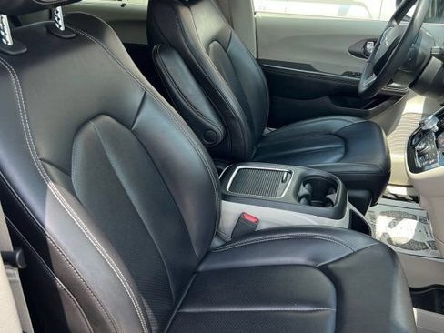Used 2023 Chrysler Pacifica Touring-L FWD image 13