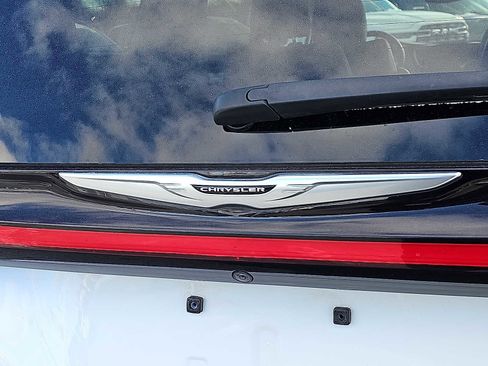 Used 2024 Chrysler Pacifica Touring-L image 33