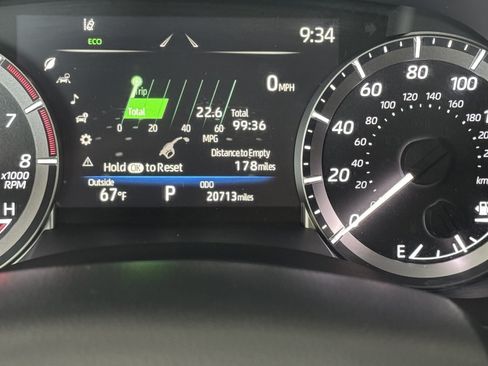 Used 2025 Toyota Highlander LE FWD image 22