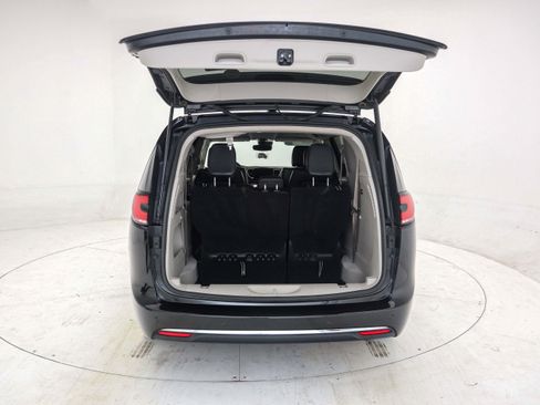 Used 2023 Chrysler Pacifica Touring-L FWD image 10