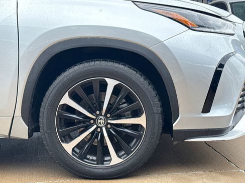 Used 2021 Toyota Highlander XSE FWD image 6
