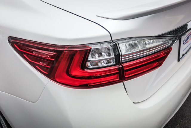 Used 2016 Lexus ES 300h w/ Luxury Package w/Wood Trim FWD image 21