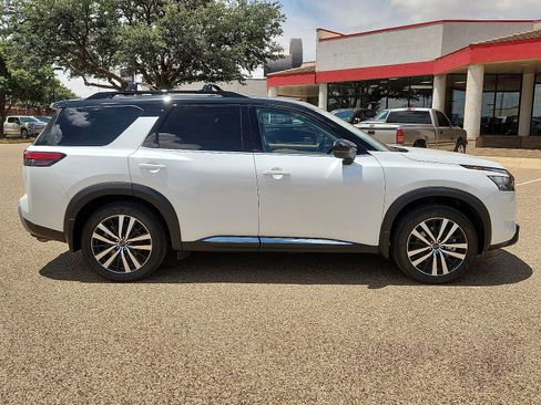 Used 2025 Nissan Pathfinder Platinum w/ Black Appearance Package AWD/4WD image 5