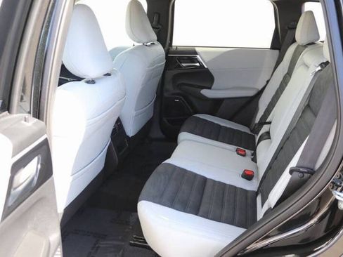 New 2025 Mitsubishi Outlander SE image 6