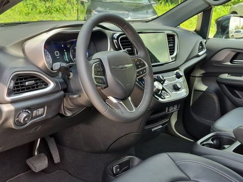 Used 2025 Chrysler Pacifica Select FWD image 15