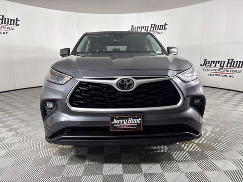 Used 2022 Toyota Highlander LE AWD/4WD image 2
