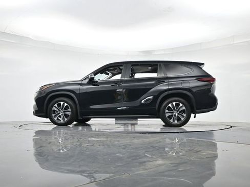 Used 2024 Toyota Highlander XLE AWD/4WD image 43