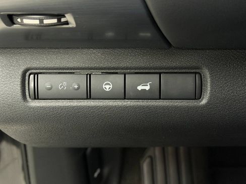 Used 2025 Nissan Pathfinder SL AWD/4WD image 31