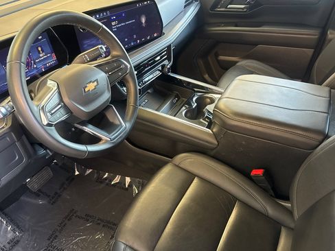 Used 2025 Chevrolet Suburban LT RWD image 9