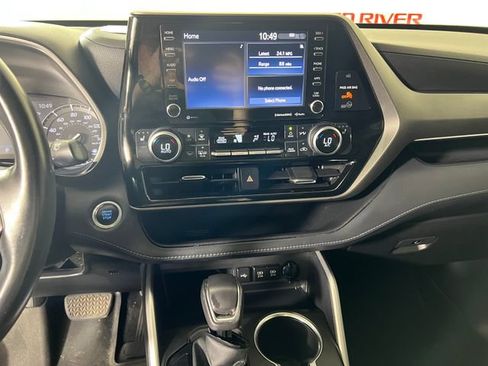 Used 2021 Toyota Highlander XLE FWD image 18