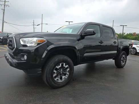 Used 2023 Toyota Tacoma SR5 AWD/4WD image 3