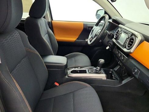 Used 2018 Toyota Tacoma SR5 RWD image 22
