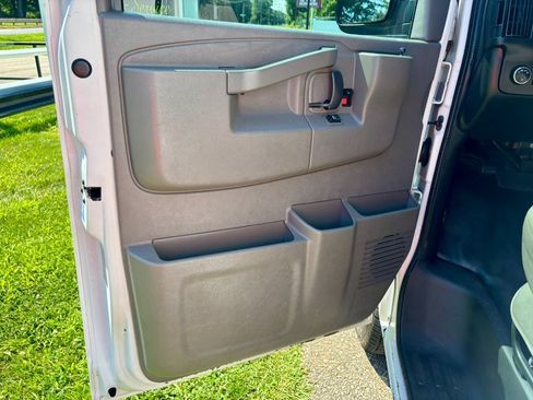 Used 2017 GMC Savana 2500 Extended RWD image 10